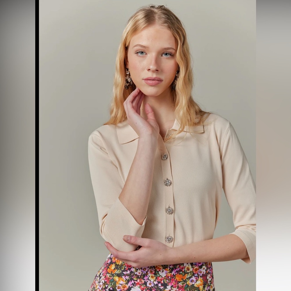 Apparalel KNIT BLOUSE WITH CRYSTAL BUTTONS IN VANILLA